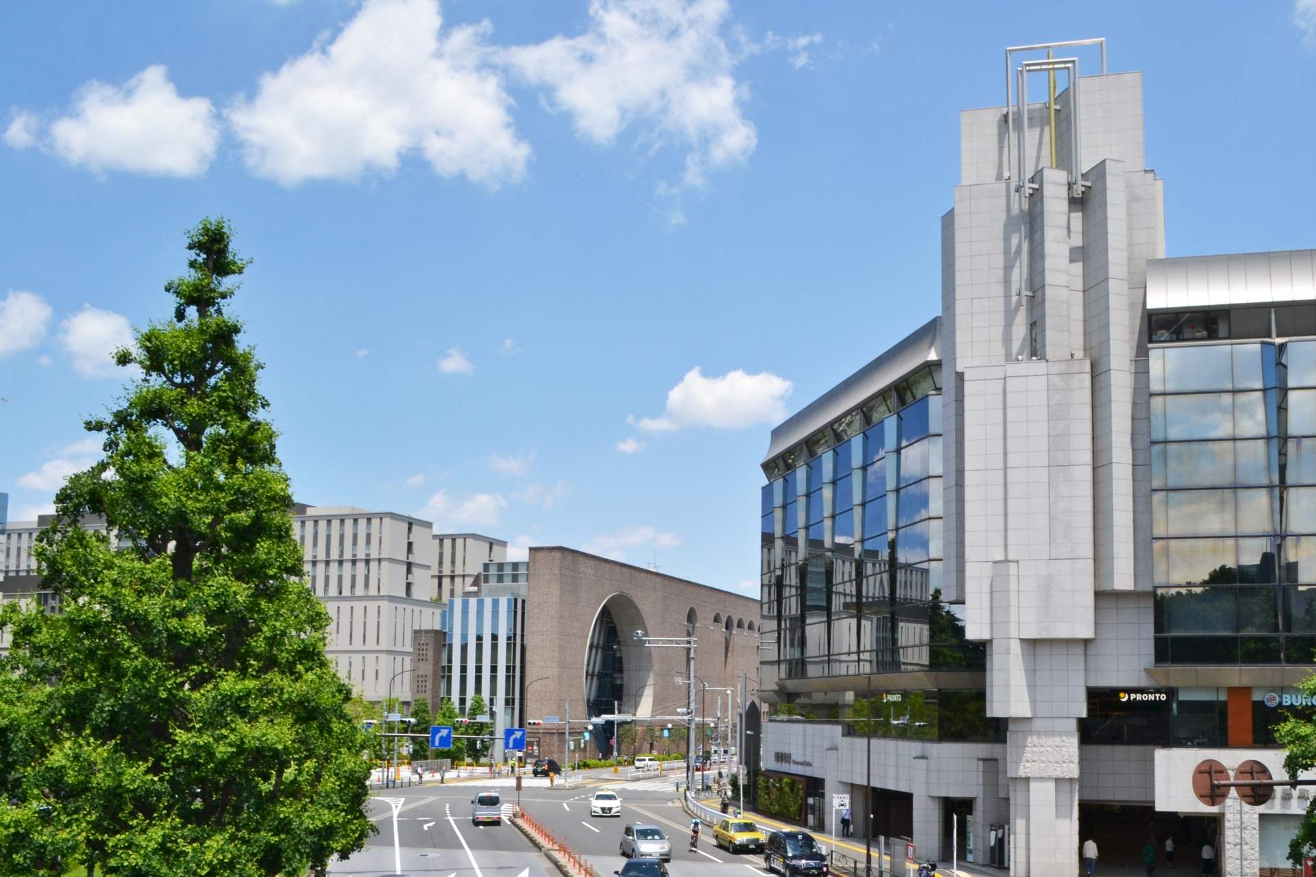 信濃 町 駅前